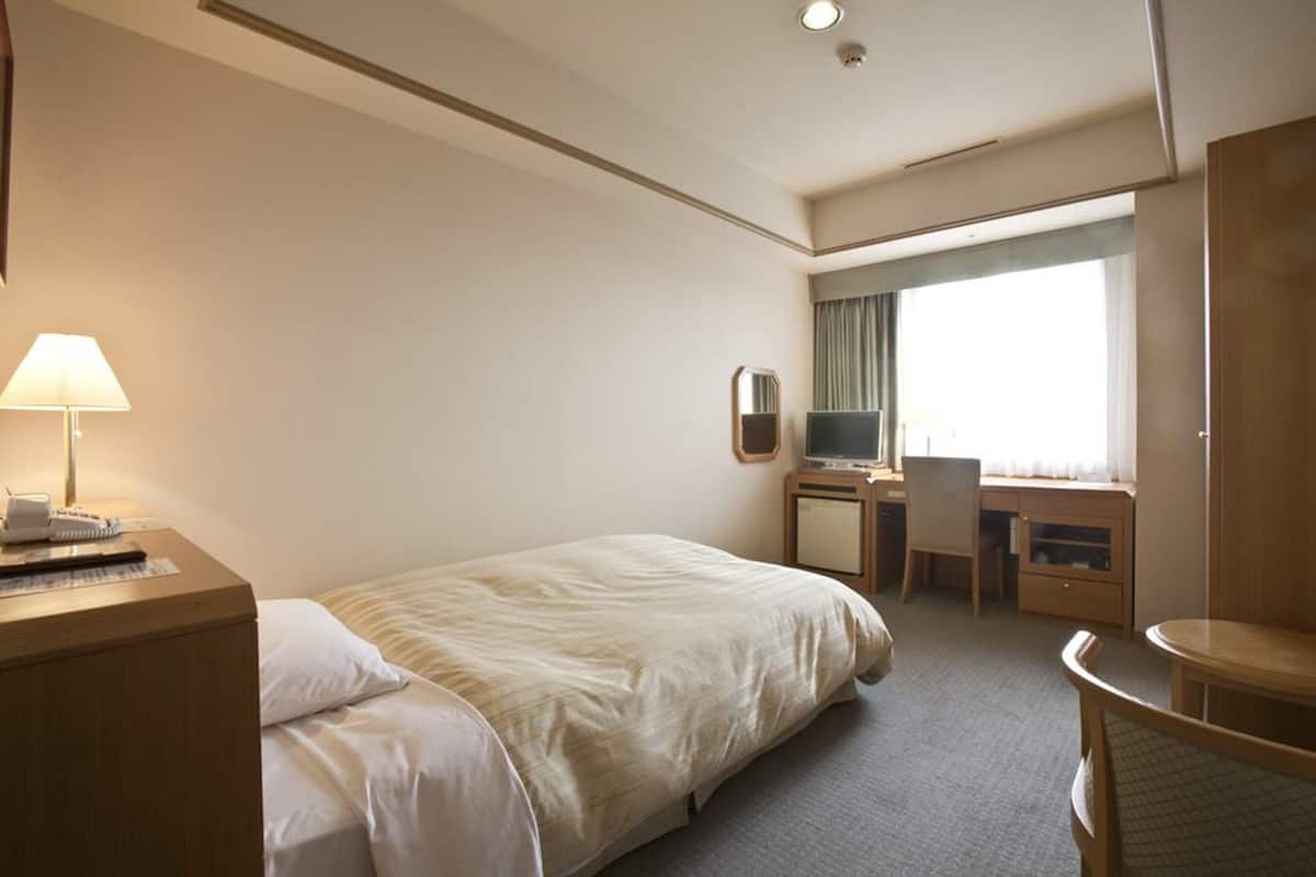 Premium bedding, desk, blackout curtains, free WiFi