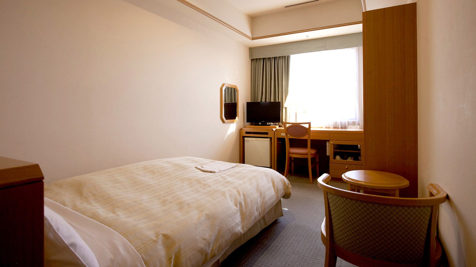เครื่องนอนระดับพรีเมียม, โต๊ะทำงาน, ผ้าม่านกันแสง, Wi-Fi ฟรี