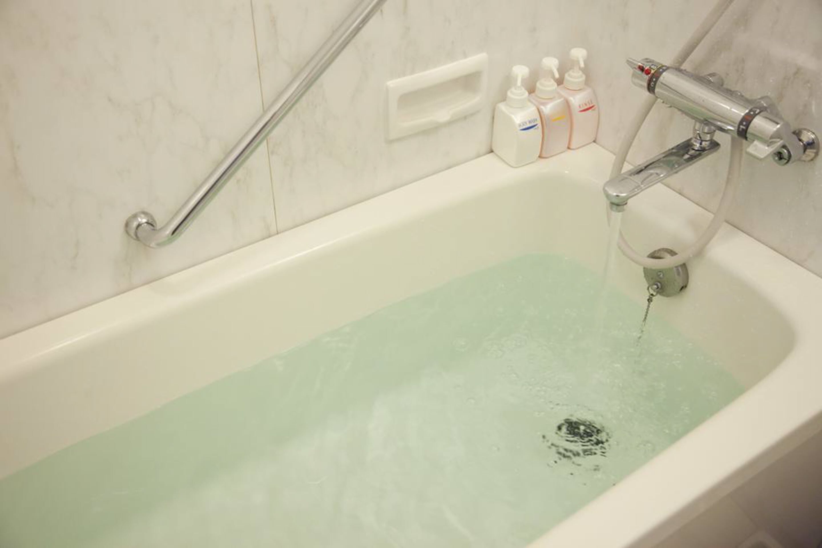 combined shower/bathtub, deep-soaking bathtub, free toiletries, slippers