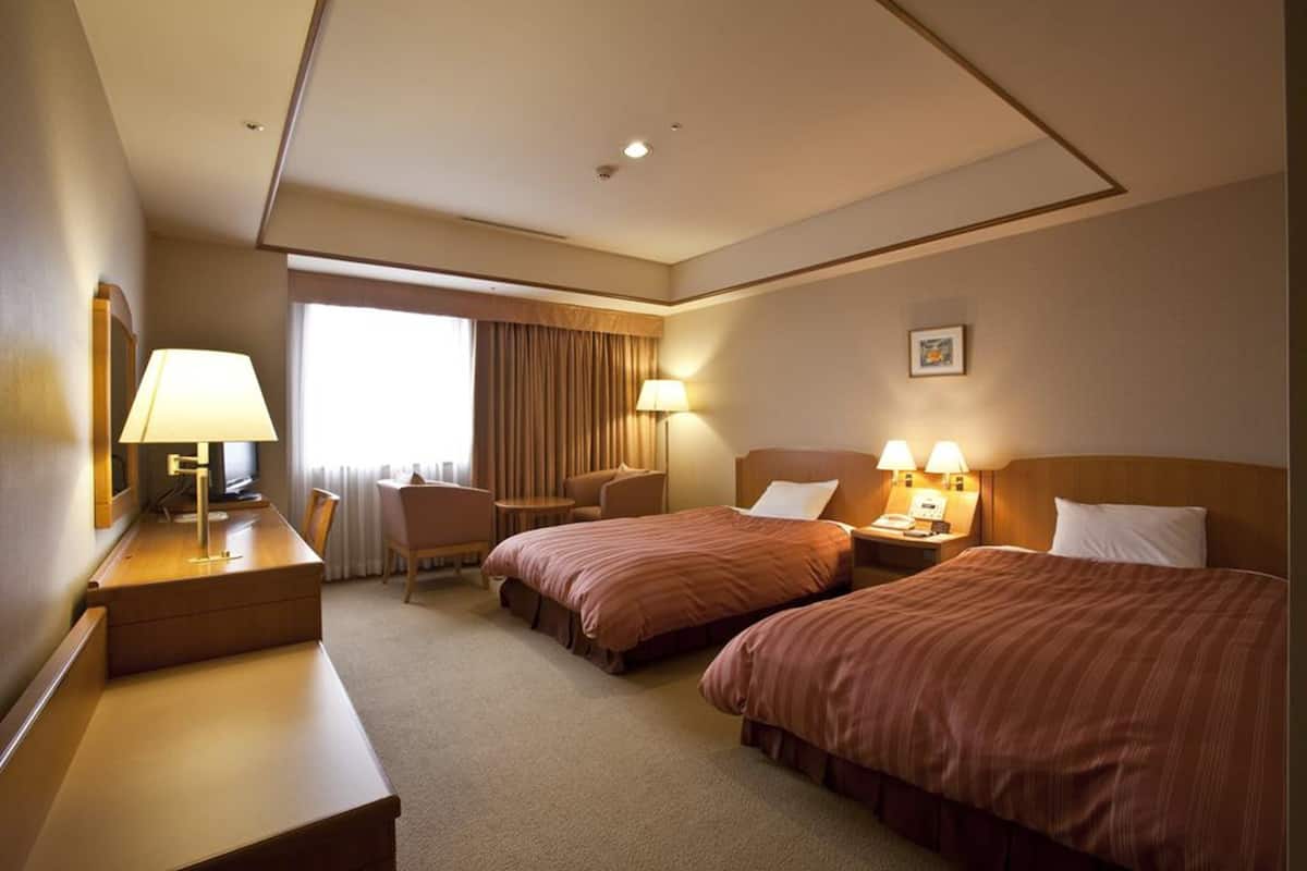 Premium bedding, desk, blackout curtains, free WiFi