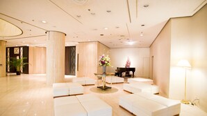 Lobby sitting area - Hotel Mielparque Okayama (Okayama)