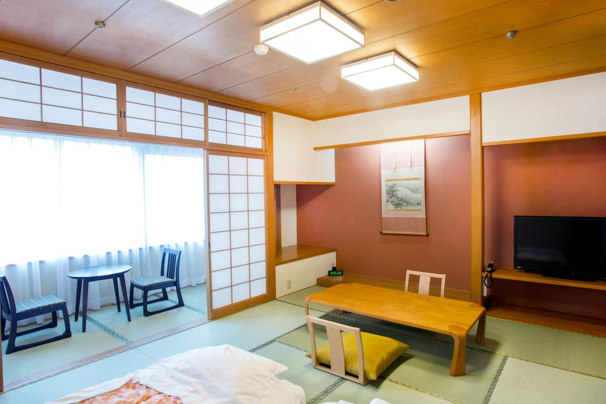 Quarto tradicional (Japanese-Style) | Escrivaninha, cortinas blackout, ferros/tábuas de passar roupa