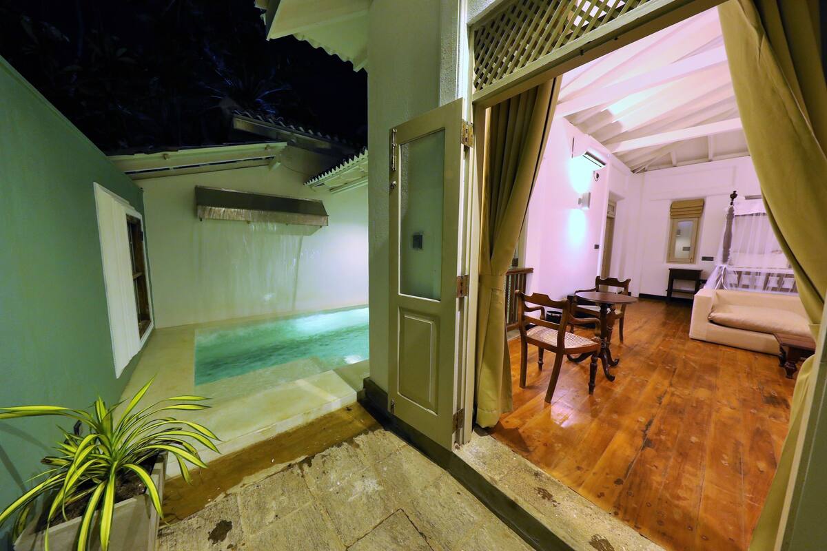 Suite, pemandangan kebun | Ruang keluarga | TV dan pemutar DVD