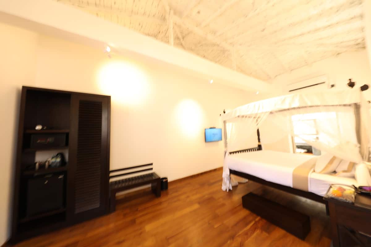 Suite, pemandangan kolam renang | Ruang keluarga | TV dan pemutar DVD