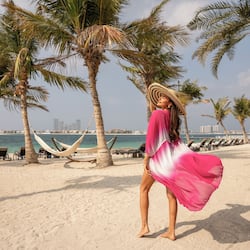 Privat strand, solstolar, parasoller och strandhanddukar