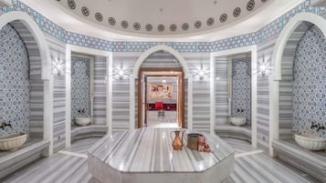 Salas de tratamiento para parejas, sauna y tina de hidromasaje