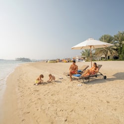 Privat strand, solstolar, parasoller och strandhanddukar