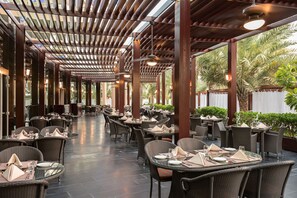 3 か所のレス��トラン、朝食、ランチ、ディナーに営業 (イタリア料理)