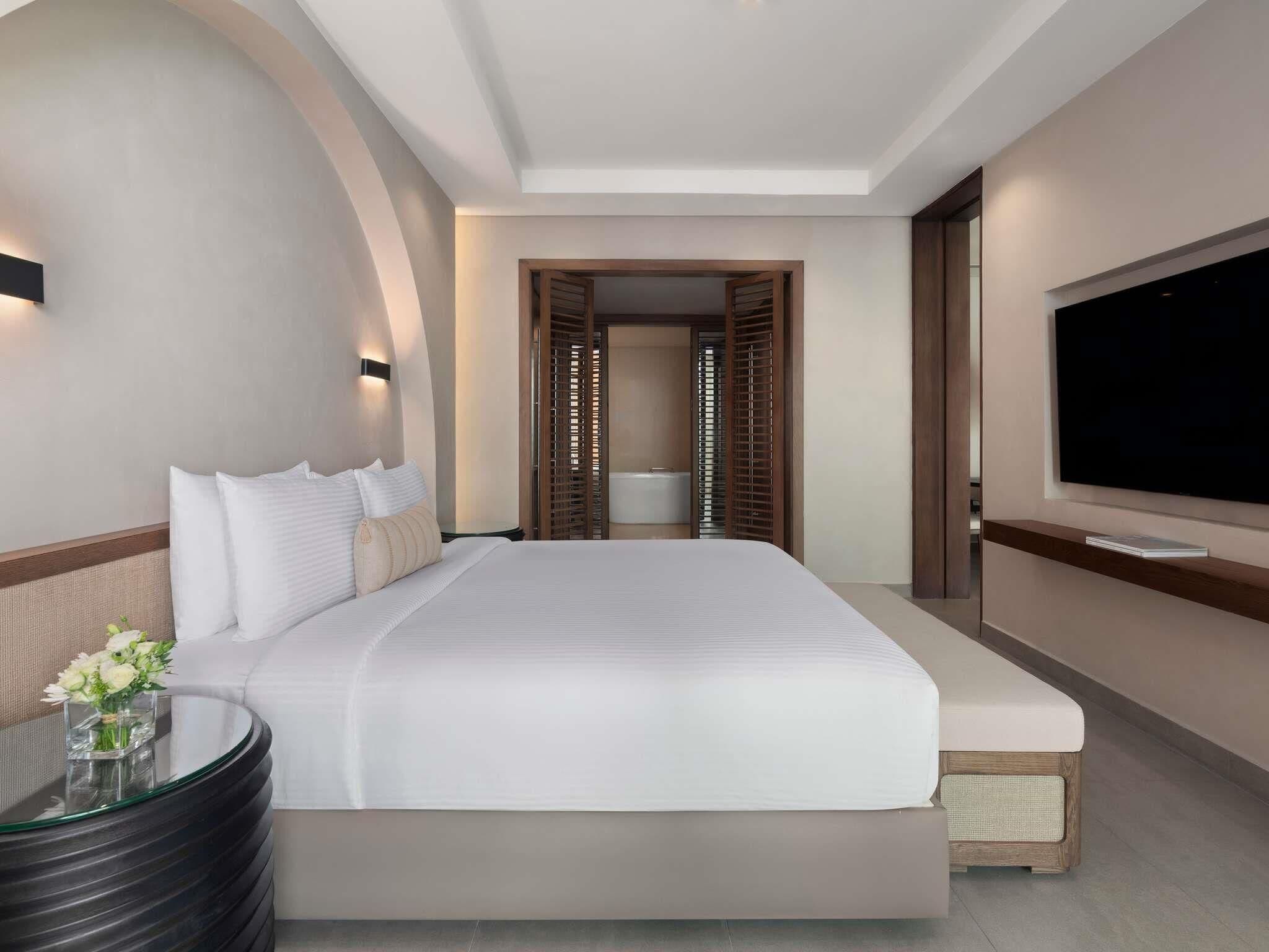 Junior Suite, 1 King Bed, Sea View | Premium bedding, down duvets, Select Comfort beds, minibar