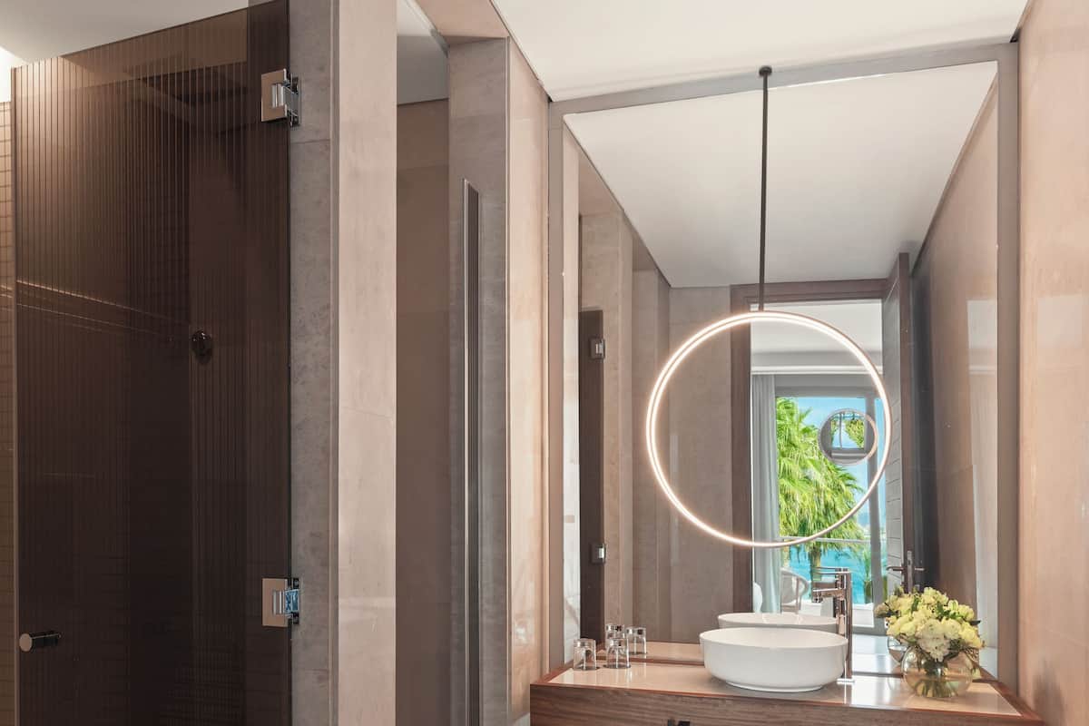 Suite Senior, 2 camere da letto | Bagno | Vasca e doccia separate, vasca da bagno a immersione totale