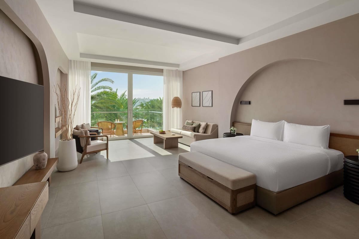 Premium Room, 1 King Bed, Garden View | Premium bedding, down duvets, Select Comfort beds, minibar