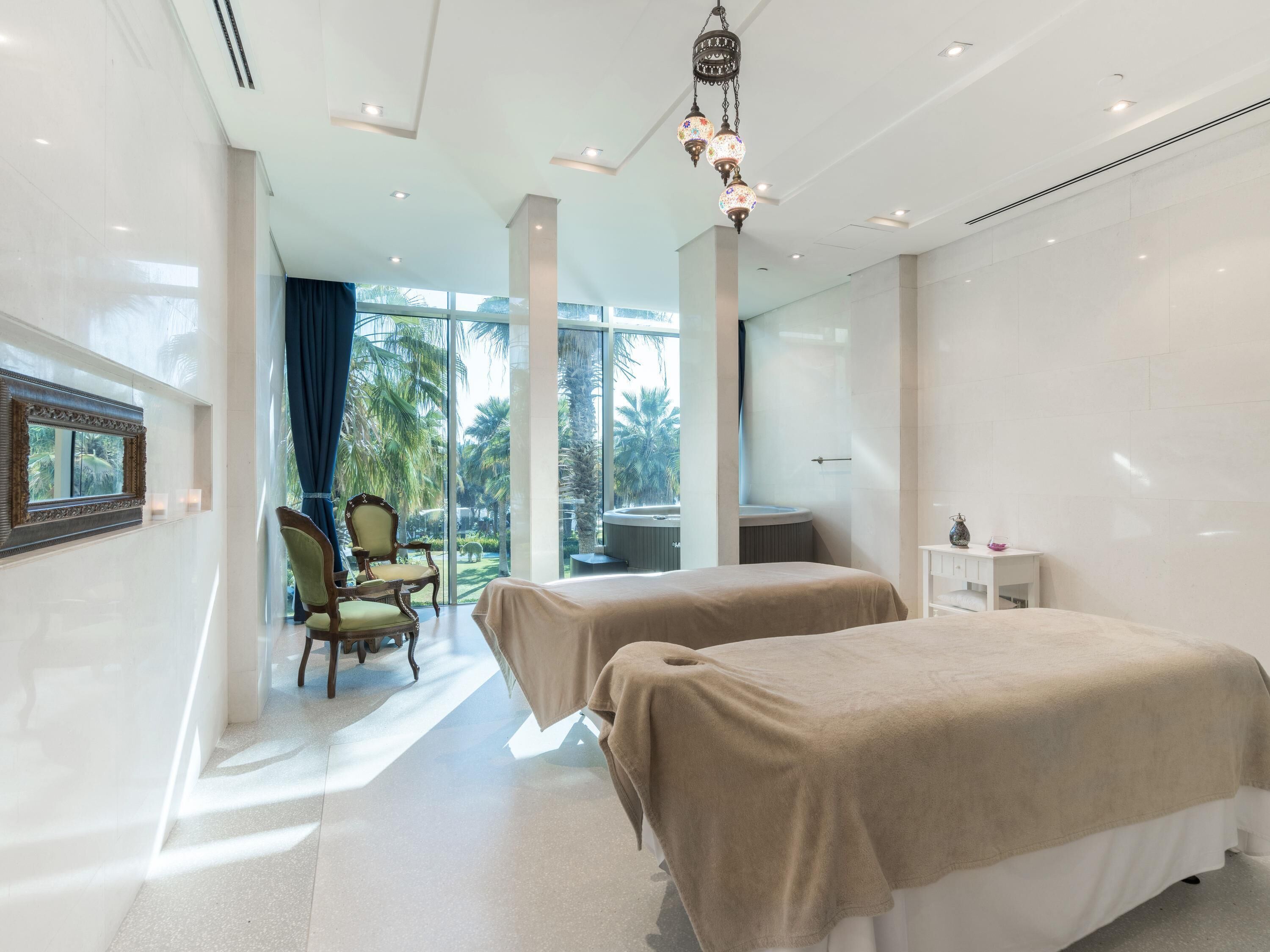 Couples treatment room(s), sauna, hot tub, steam room