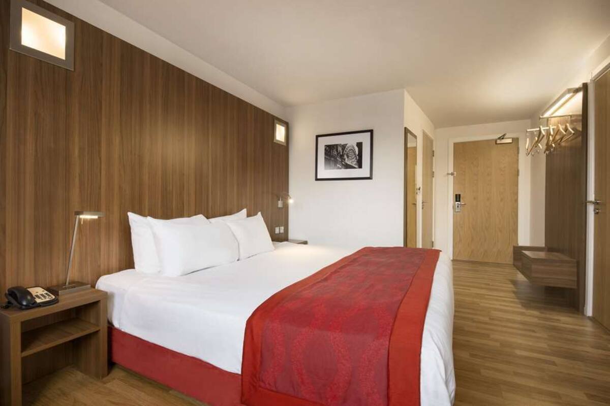 Hypo-allergenic bedding, in-room safe, desk, free WiFi