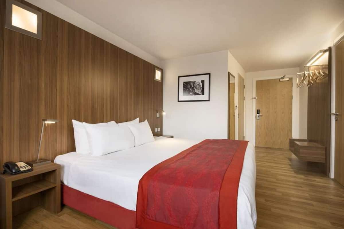 Ropa de cama hipoalergénica y caja de seguridad en la habitación
