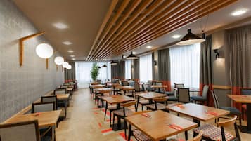 Breakfast, lunch, dinner served; British cuisine