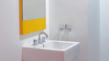 Shower, free toiletries, towels