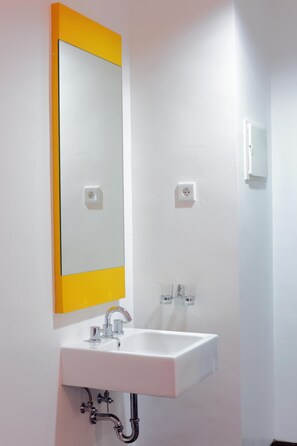 Shower, free toiletries, towels - Amaris Hotel Pemuda Semarang (Semarang)