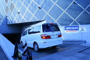 Parking sans voiturier (1000 JPY par jour)