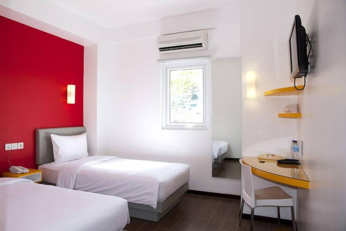 In-room safe, desk, soundproofing, free WiFi