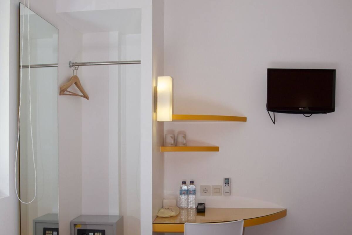 In-room safe, desk, soundproofing, free WiFi