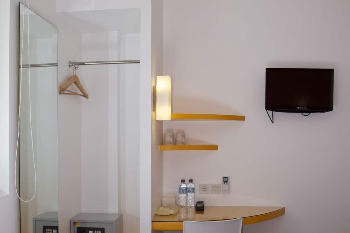 Caja de seguridad en la habitación, escritorio y insonorización