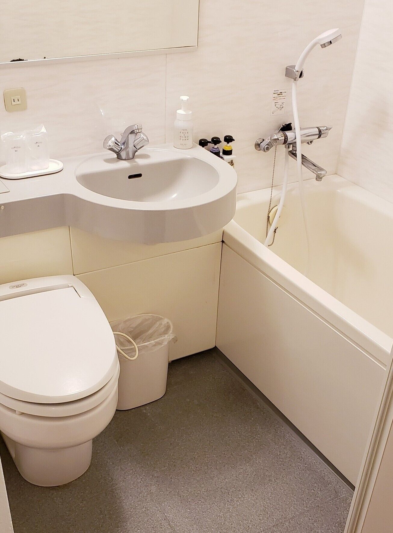 combined shower/bathtub, hair dryer, slippers, bidet