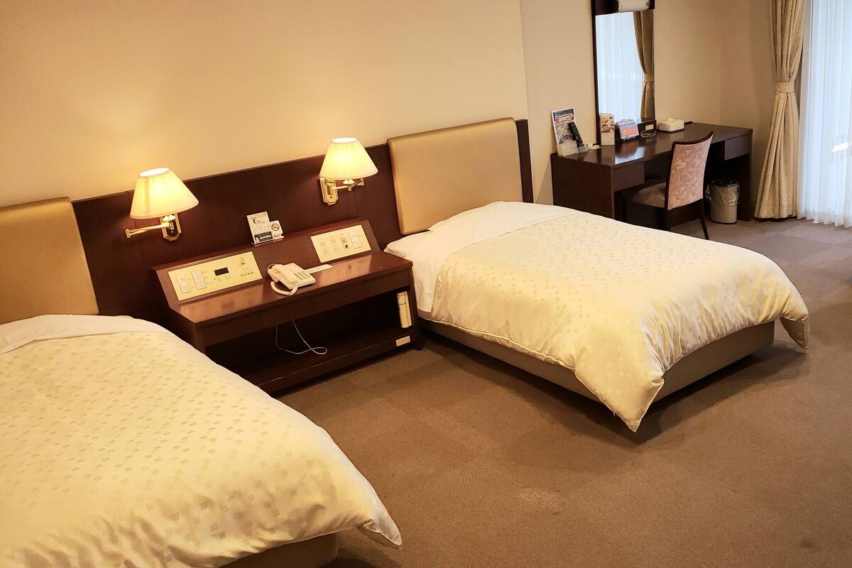 Universal Room, Non Smoking | Living area | Flat-screen TV