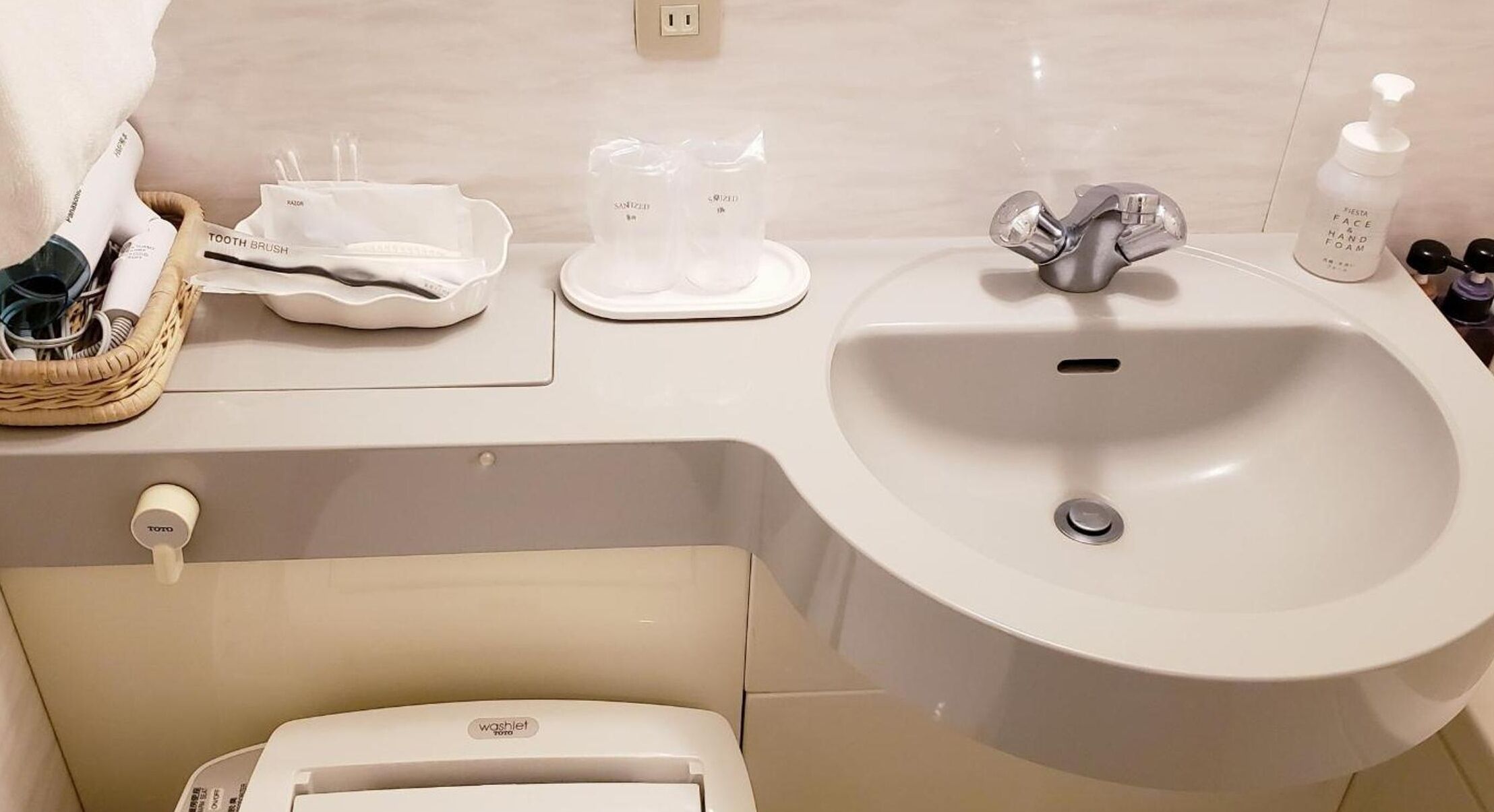 combined shower/bathtub, hair dryer, slippers, bidet