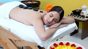 Salas de tratamiento para parejas, un sauna, una bañera de hidromasaje