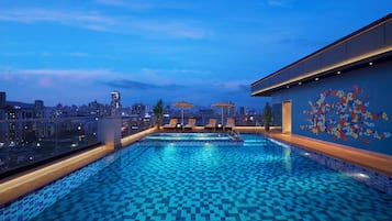 Outdoor pool, lifeguards on site