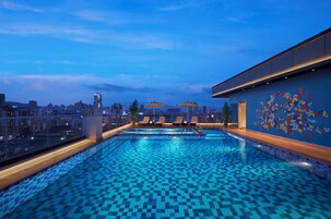 Outdoor pool, lifeguards on site