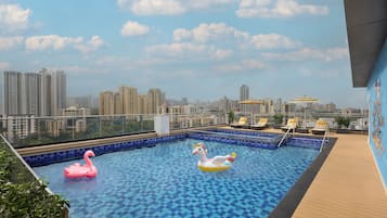 Outdoor pool, lifeguards on site