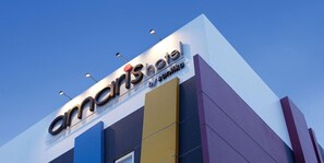 Un letrero de hotel con el nombre 'amaris hotel' y 'santorini' debajo.