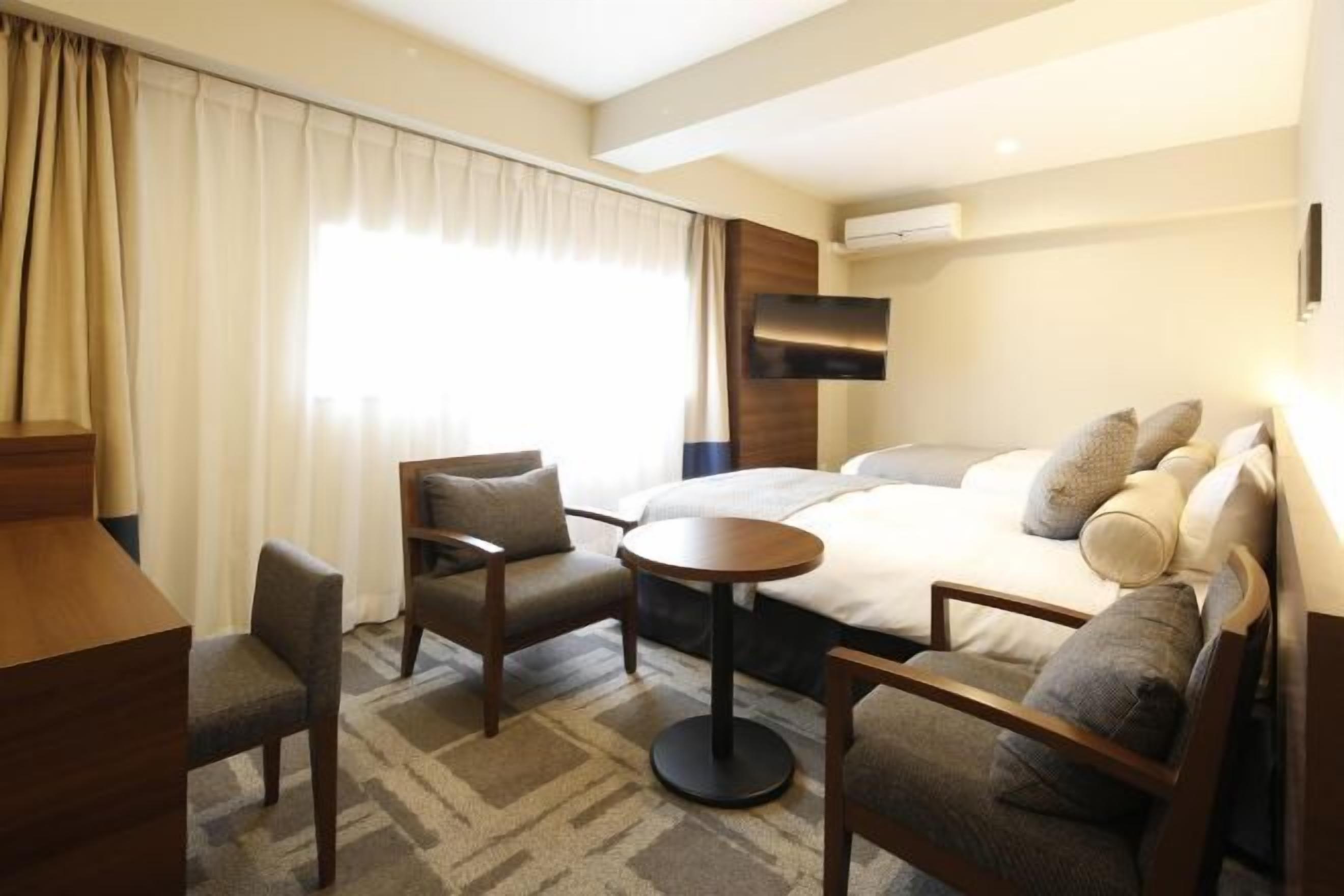 Literie de qualité supérieure, bureau, fer et planche à repasser