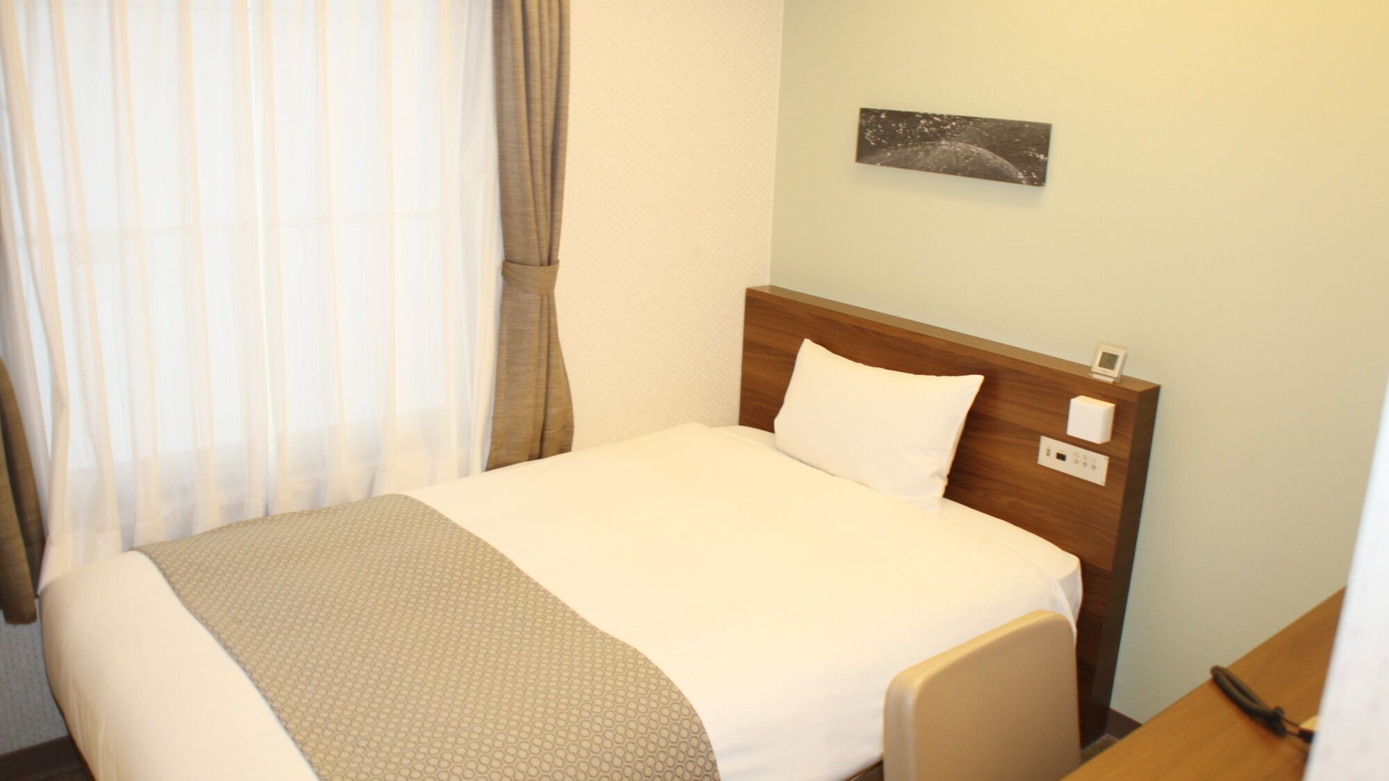 Premium bedding, desk, iron/ironing board, free WiFi