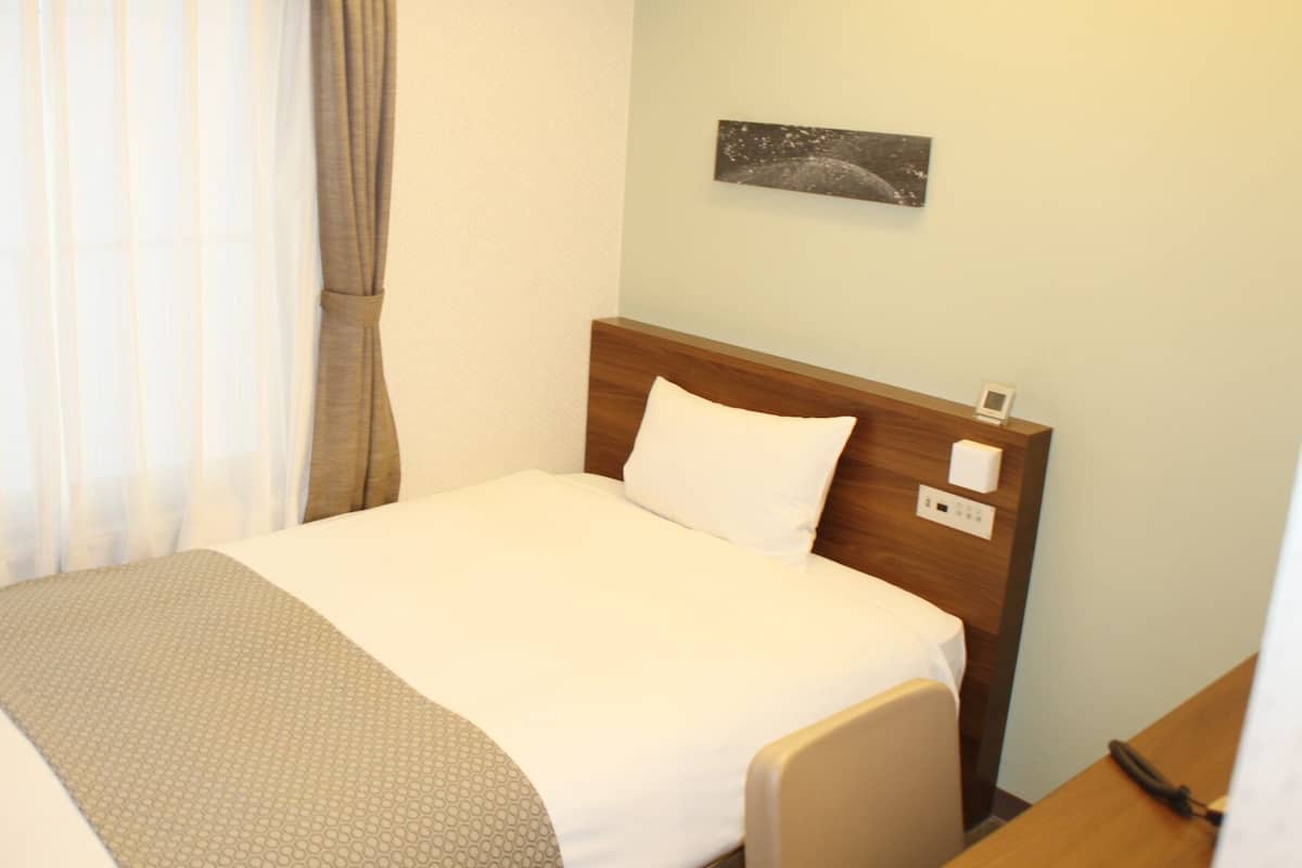 Premium bedding, desk, iron/ironing board (on request), free WiFi