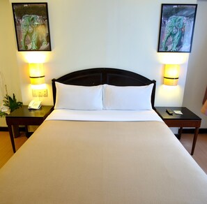 Phòng đơn Deluxe, 1 giường cỡ queen | Minibar, két bảo mật tại phòng, bàn