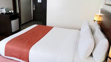 Standaard kamer | Een minibar, een kluis op de kamer, een bureau, gratis wifi
