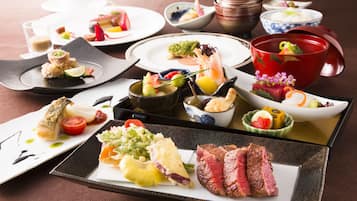 4 restaurants, breakfast served