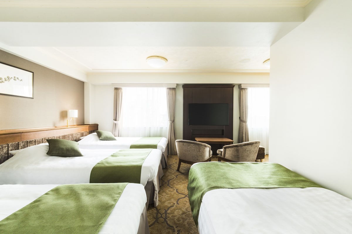 Triple 4 People Non Smoking (East Building) | Desk, free WiFi, bed sheets