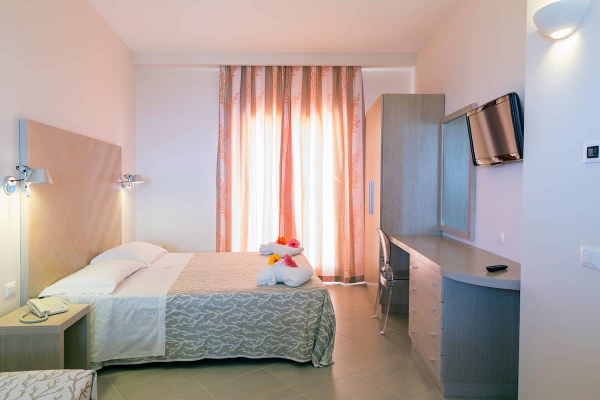 In-room safe, individually furnished, laptop workspace