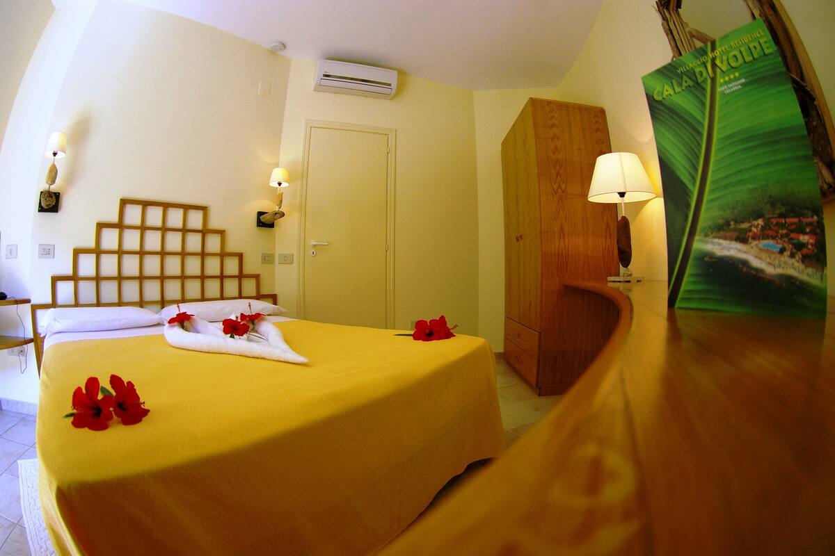 Brankas, ruang kerja ramah laptop, tirai kedap cahaya, dan Wi-Fi gratis