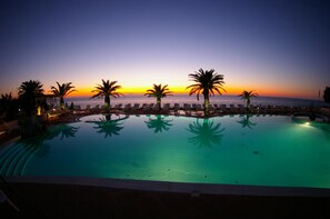 Seasonal outdoor pool, pool umbrellas, sun loungers
