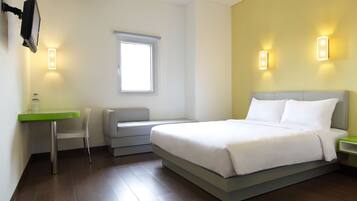 Smart Room Queen | In-room safe, free WiFi, bed sheets