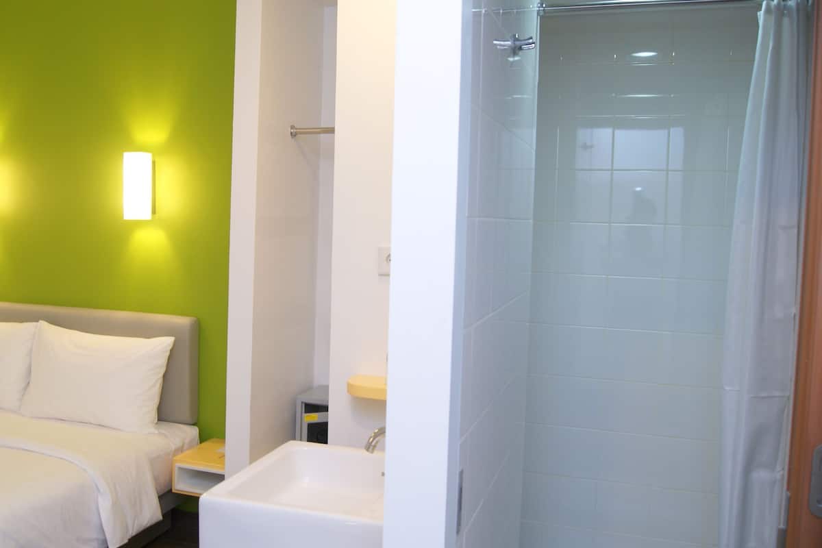 Brankas, Wi-Fi gratis, dan seprai linen