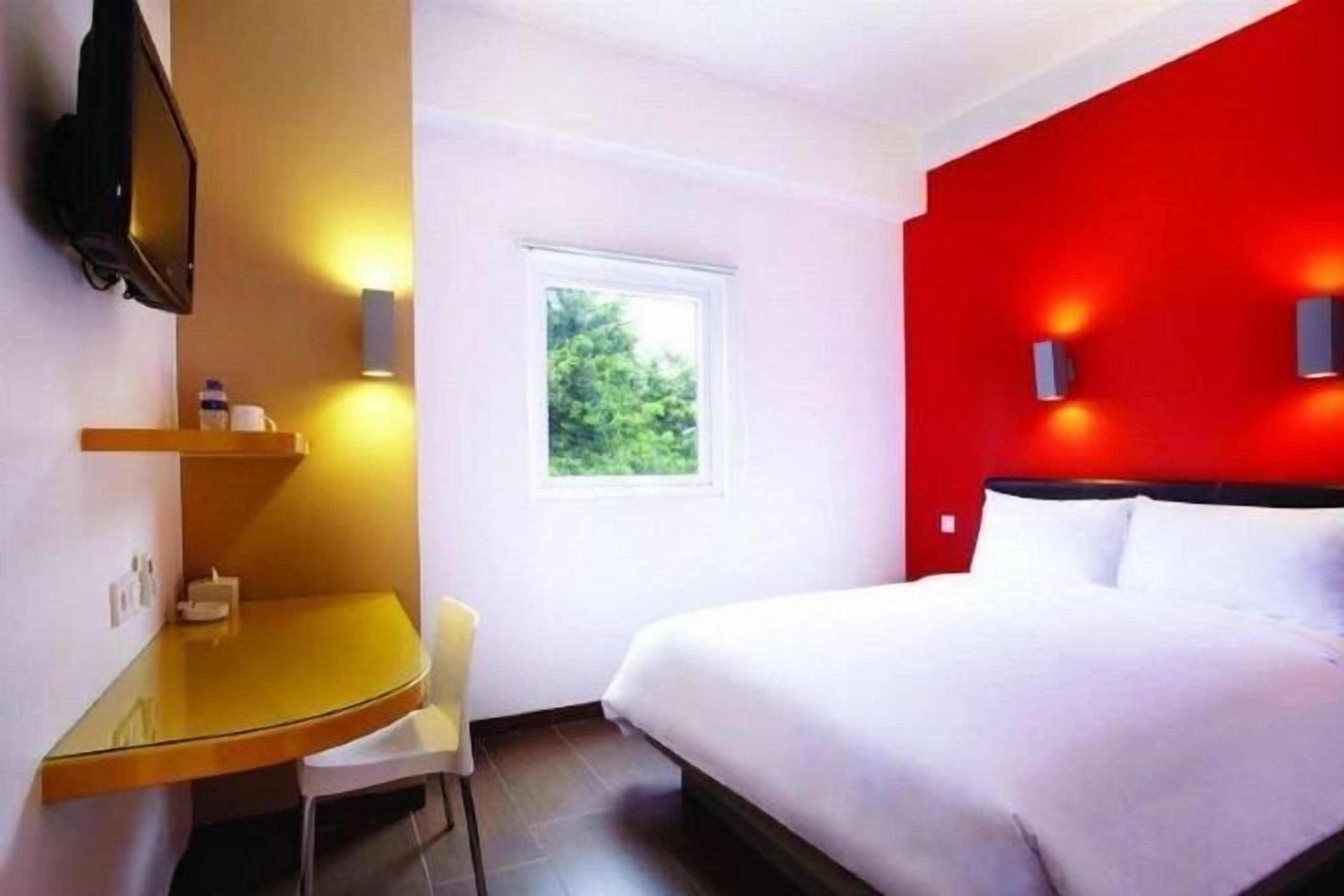 In-room safe, free WiFi, bed sheets