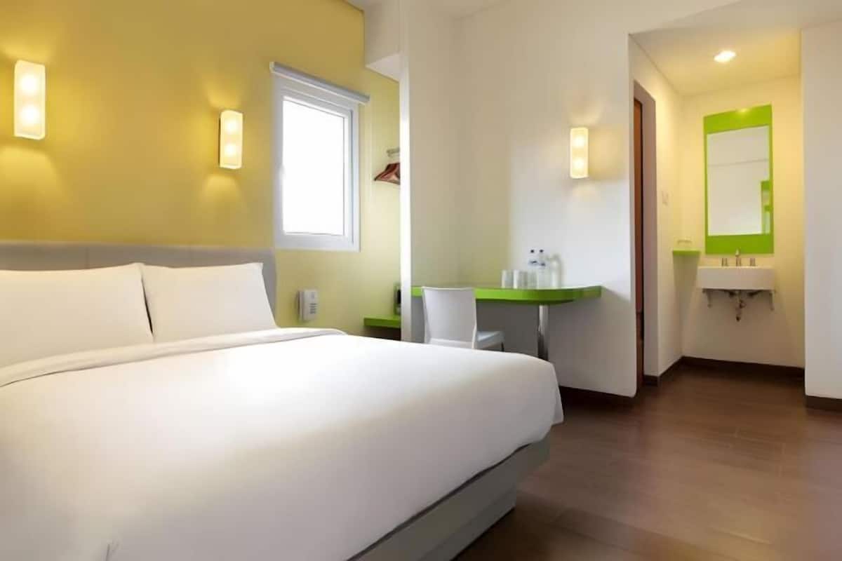 In-room safe, free WiFi, bed sheets