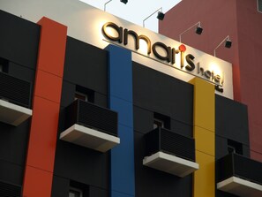 A hotel with a modern facade featuring a prominent sign that reads "Amaris Hotel." - Amaris Hotel Mangga Besar (Jakarta)