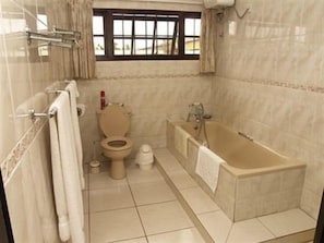 Dusche, kostenlose Toilettenartikel, Handtücher