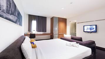 Minibar, in-room safe, desk, iron/ironing board